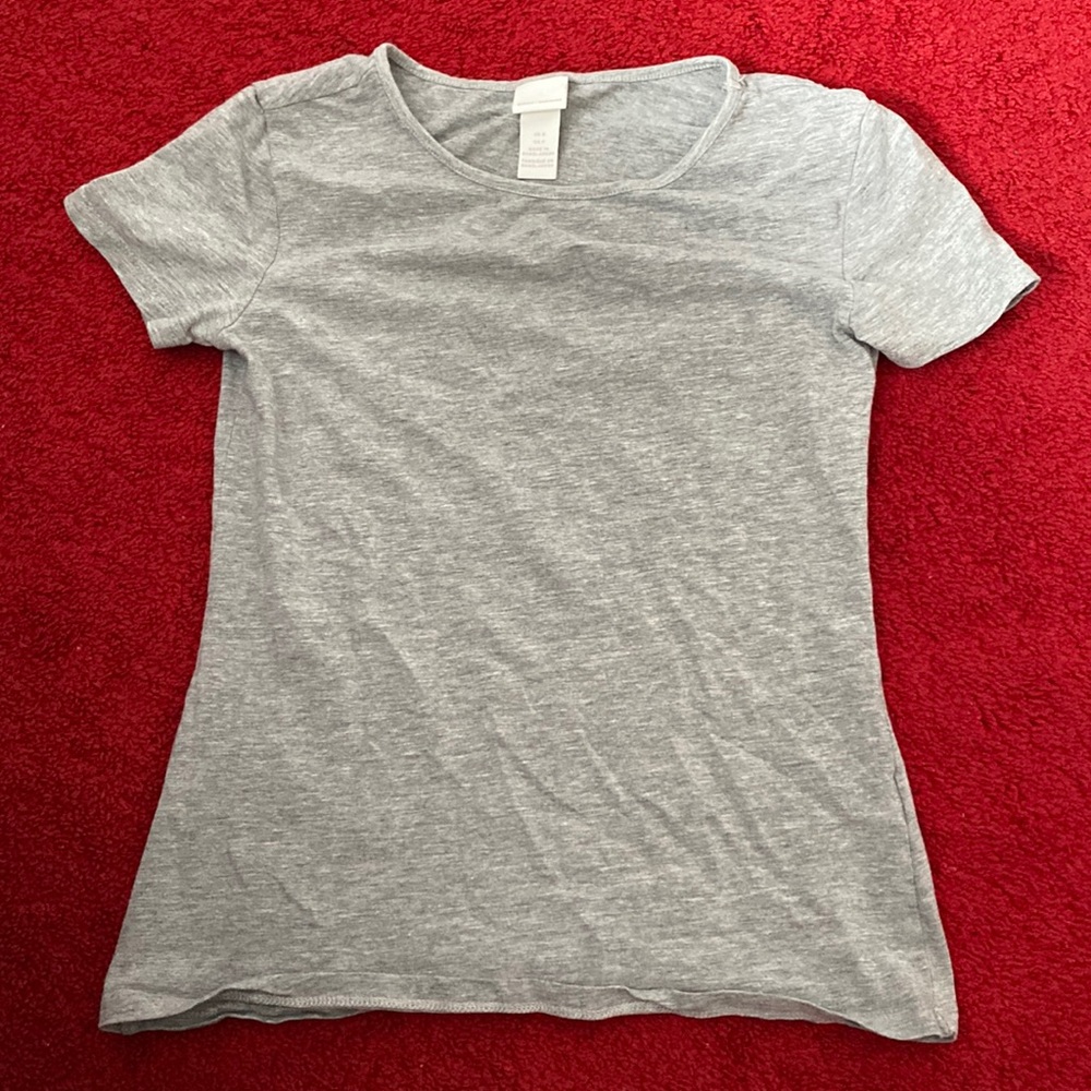 grey tee